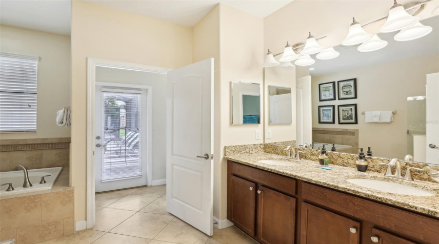 DAVENPORT, Florida 33896, 8 Bedrooms Bedrooms, ,5 BathroomsBathrooms,Residential,For Sale,WEXFORD,0,MFRO6209011