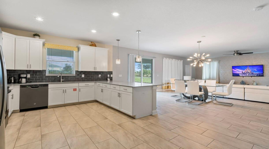 Davenport, Florida 33896, 6 Bedrooms Bedrooms, ,6 Bathroomsbathrooms,Residential,For Sale,Stinger,Mfro6219187