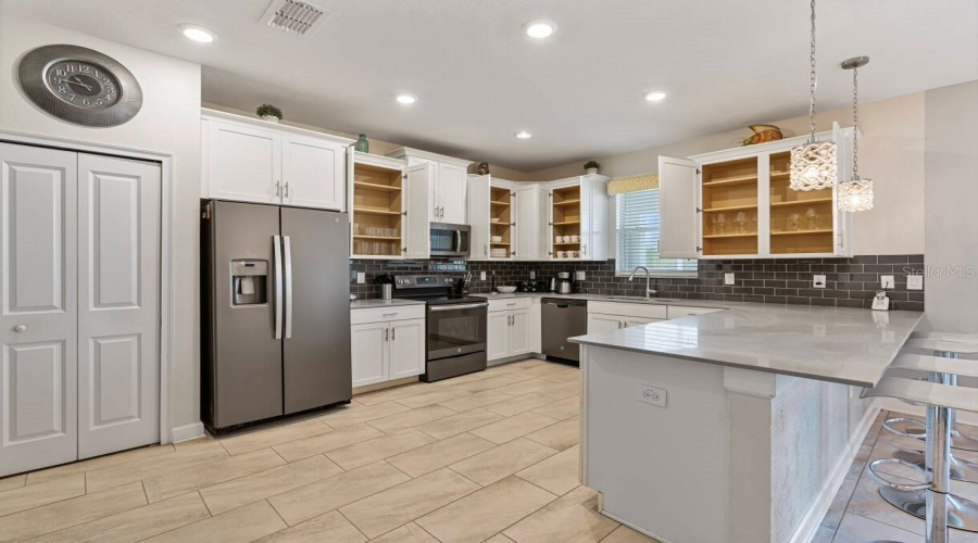 Davenport, Florida 33896, 6 Bedrooms Bedrooms, ,6 Bathroomsbathrooms,Residential,For Sale,Stinger,Mfro6219187