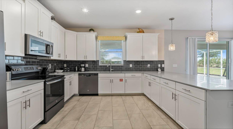Davenport, Florida 33896, 6 Bedrooms Bedrooms, ,6 Bathroomsbathrooms,Residential,For Sale,Stinger,Mfro6219187