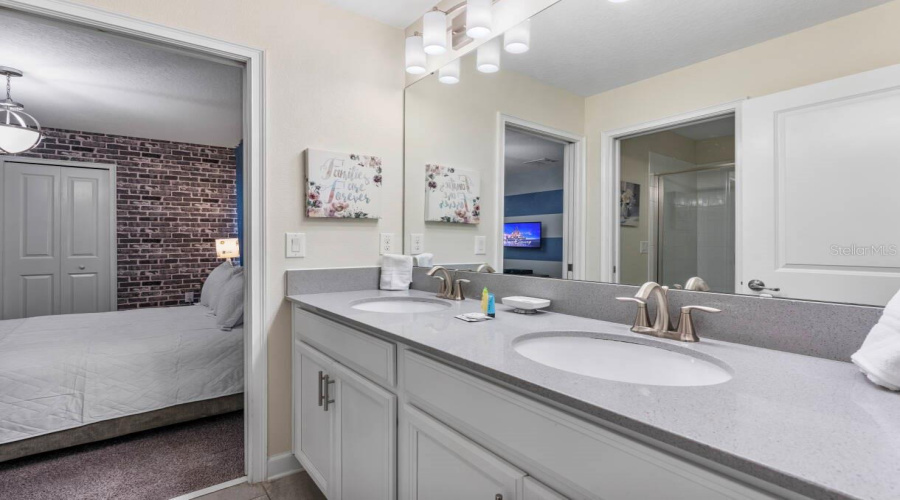 Davenport, Florida 33896, 6 Bedrooms Bedrooms, ,6 Bathroomsbathrooms,Residential,For Sale,Stinger,Mfro6219187