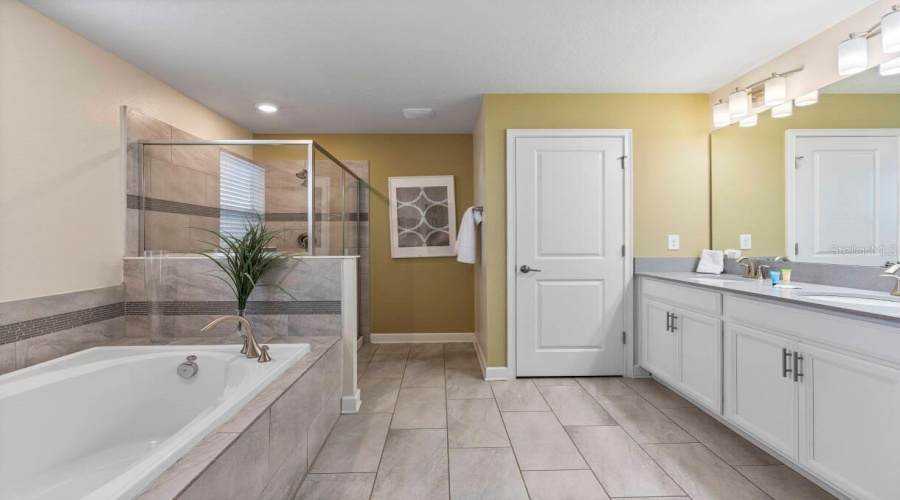 Davenport, Florida 33896, 6 Bedrooms Bedrooms, ,6 Bathroomsbathrooms,Residential,For Sale,Stinger,Mfro6219187
