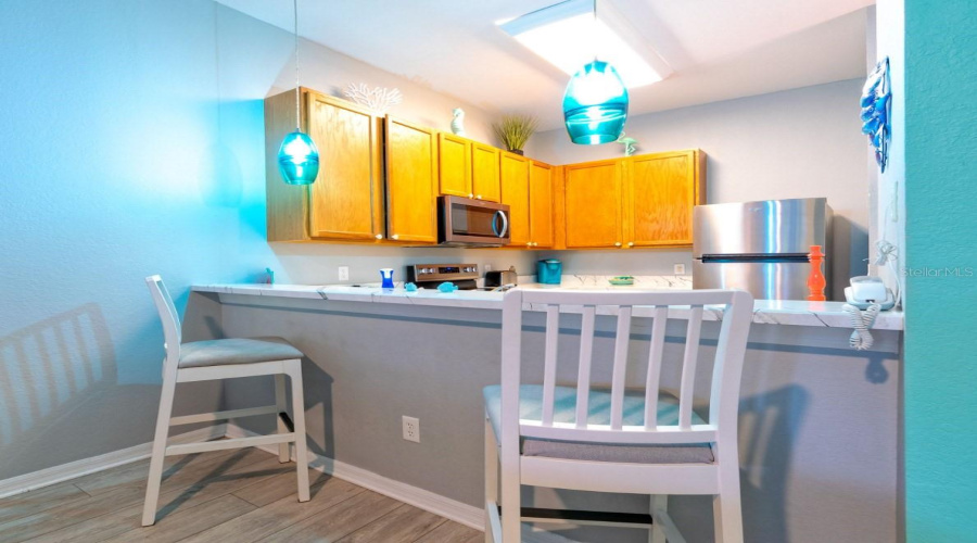 Bar Connects Kitchen And Dining Area