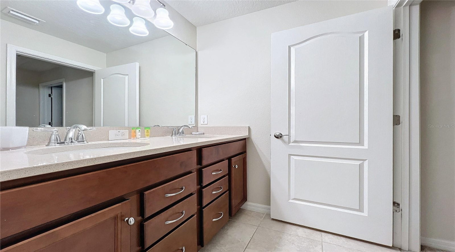 Kissimmee, Florida 34747, 9 Bedrooms Bedrooms, ,6 Bathroomsbathrooms,Residential,For Sale,Bengal Ct,Mfro6225436