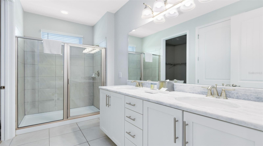 Master En Suite, dual sinks
