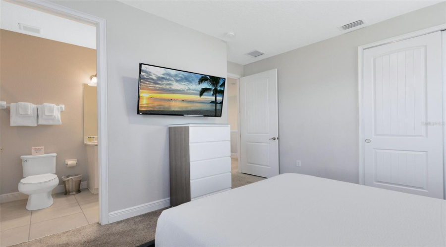 Guest room with full bathroom
