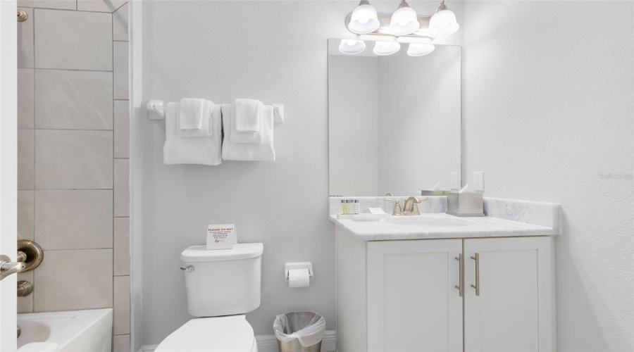 Guest room with full bathroom