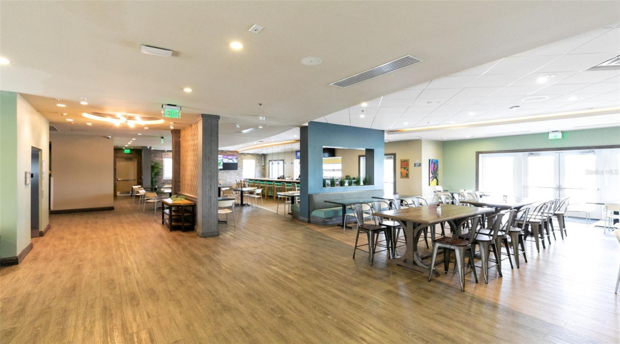 Dining/bar