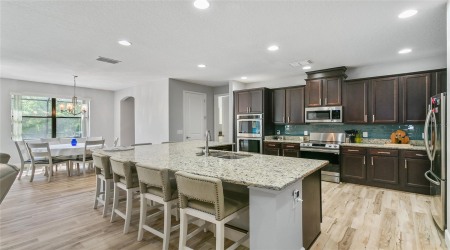 Kitchen W/Island Seating