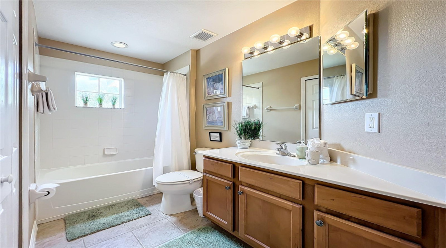 Davenport, Florida 33837, 5 Bedrooms Bedrooms, ,4 Bathroomsbathrooms,Residential,For Sale,Orange Cosmos,Mfrs5109773