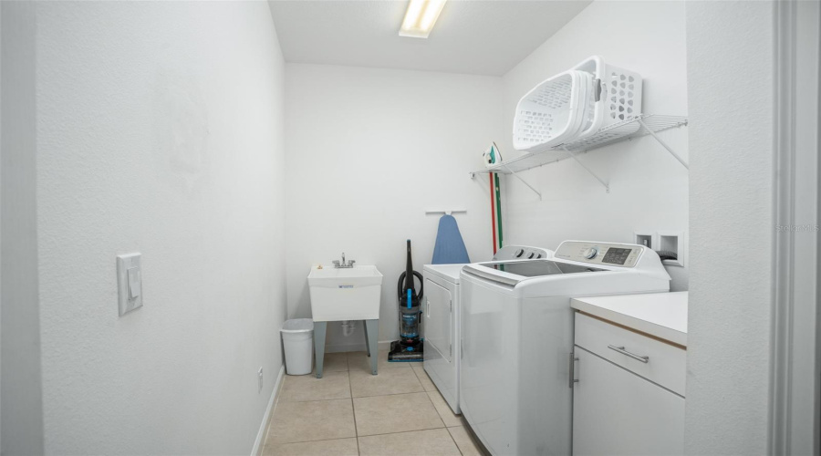 DAVENPORT, Florida 33837, 6 Bedrooms Bedrooms, ,5 BathroomsBathrooms,Residential,For Sale,OAKBOURNE,0,MFRO6238674
