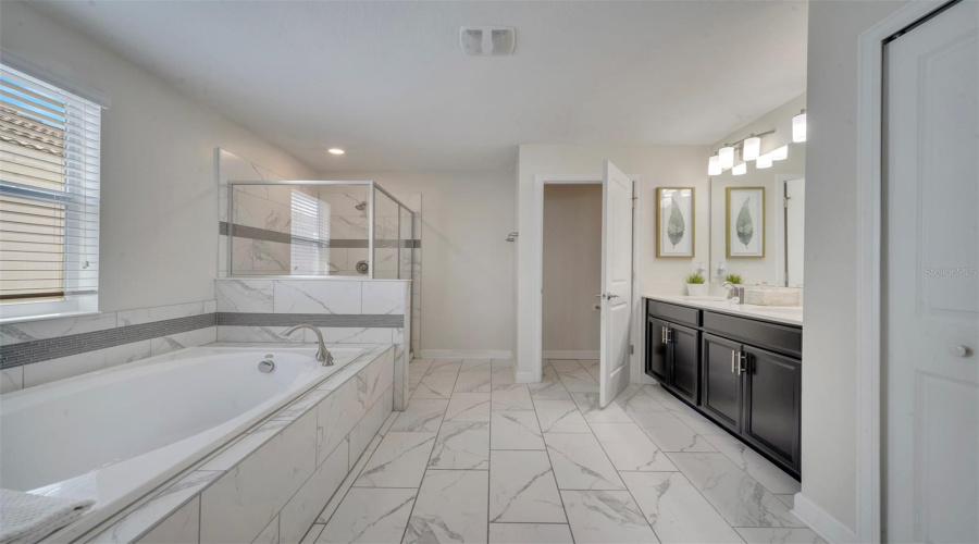 DAVENPORT, Florida 33896, 6 Bedrooms Bedrooms, ,6 BathroomsBathrooms,Residential,For Sale,MAIDSTONE,0,MFRS5112700