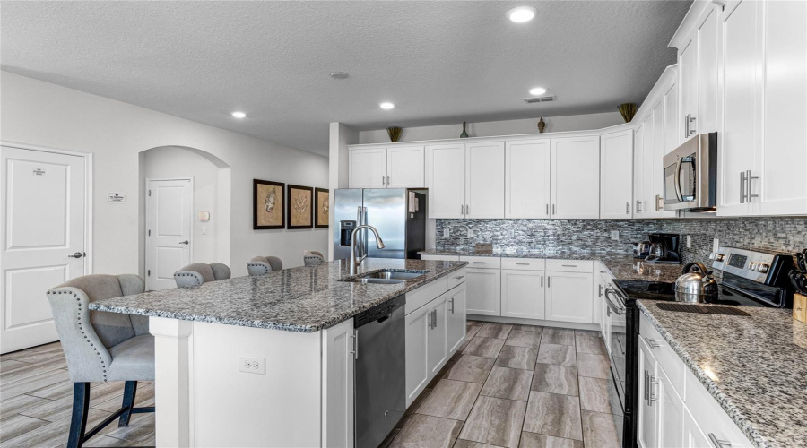 DAVENPORT, Florida 33896, 6 Bedrooms Bedrooms, ,5 BathroomsBathrooms,Residential,For Sale,MOON VALLEY,0,MFRO6242798