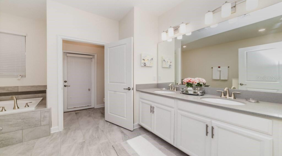 DAVENPORT, Florida 33896, 8 Bedrooms Bedrooms, ,5 BathroomsBathrooms,Residential,For Sale,MOON VALLEY,0,MFRS5113000