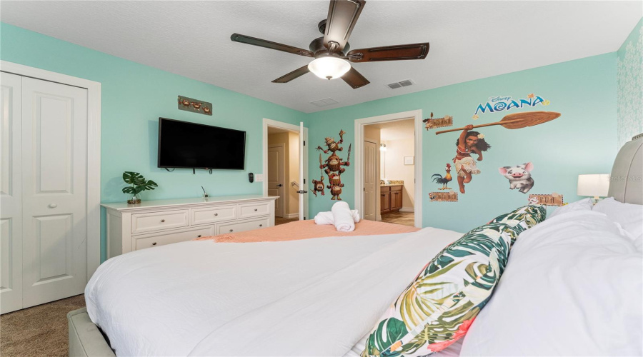 DAVENPORT, Florida 33896, 8 Bedrooms Bedrooms, ,5 BathroomsBathrooms,Residential,For Sale,THUNDERBIRD,0,MFRO6246013