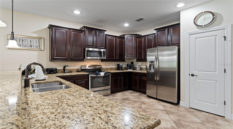 DAVENPORT, Florida 33896, 8 Bedrooms Bedrooms, ,5 BathroomsBathrooms,Residential,For Sale,THUNDERBIRD,0,MFRO6246013