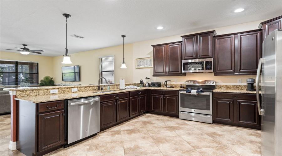 DAVENPORT, Florida 33896, 8 Bedrooms Bedrooms, ,5 BathroomsBathrooms,Residential,For Sale,THUNDERBIRD,0,MFRO6246013
