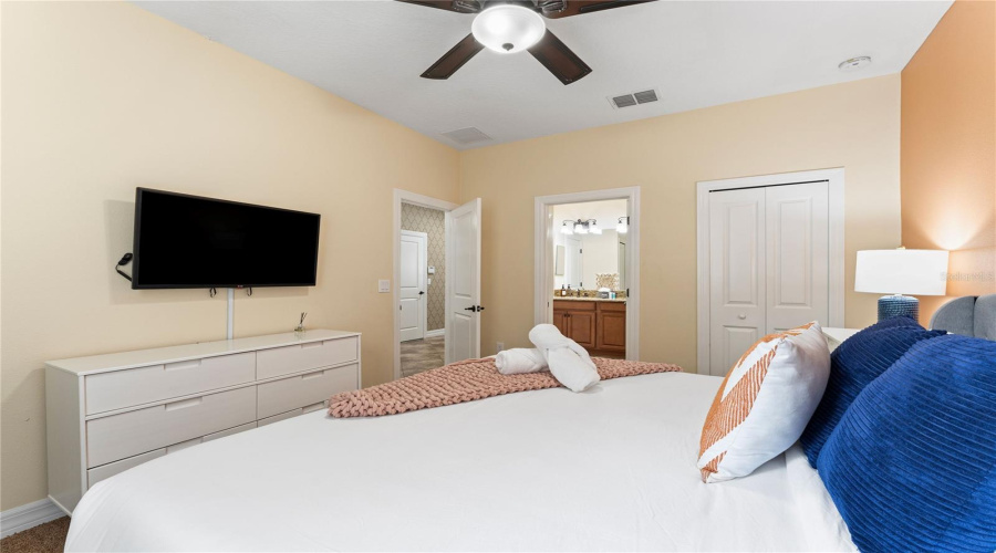 DAVENPORT, Florida 33896, 8 Bedrooms Bedrooms, ,5 BathroomsBathrooms,Residential,For Sale,THUNDERBIRD,0,MFRO6246013