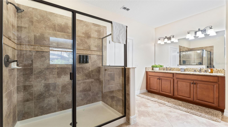 DAVENPORT, Florida 33896, 8 Bedrooms Bedrooms, ,5 BathroomsBathrooms,Residential,For Sale,THUNDERBIRD,0,MFRO6246013