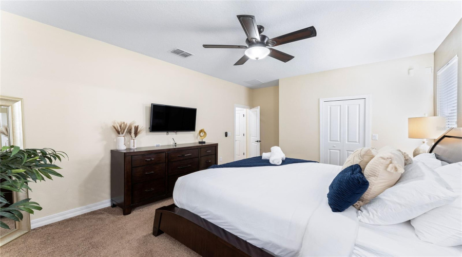 DAVENPORT, Florida 33896, 8 Bedrooms Bedrooms, ,5 BathroomsBathrooms,Residential,For Sale,THUNDERBIRD,0,MFRO6246013
