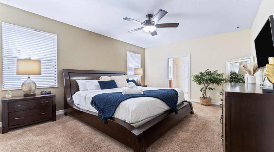 DAVENPORT, Florida 33896, 8 Bedrooms Bedrooms, ,5 BathroomsBathrooms,Residential,For Sale,THUNDERBIRD,0,MFRO6246013