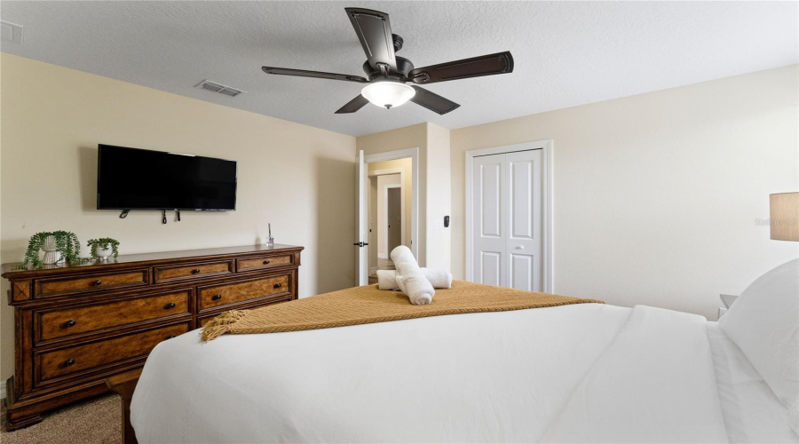 DAVENPORT, Florida 33896, 8 Bedrooms Bedrooms, ,5 BathroomsBathrooms,Residential,For Sale,THUNDERBIRD,0,MFRO6246013