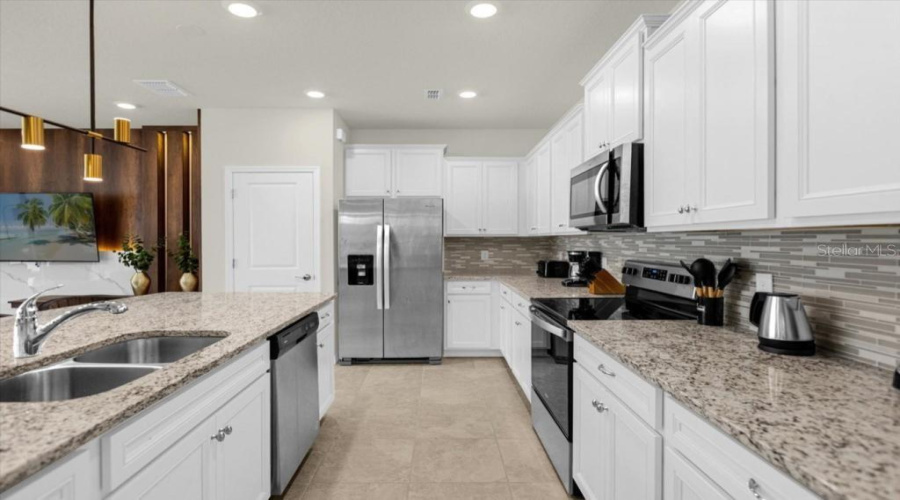 DAVENPORT, Florida 33897, 5 Bedrooms Bedrooms, ,4 BathroomsBathrooms,Residential,For Sale,LANA,0,MFRO6254306