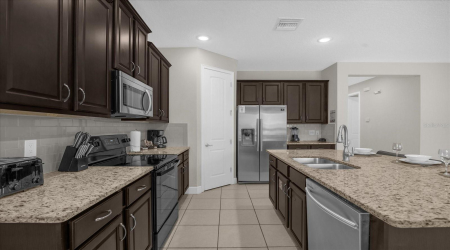 KISSIMMEE, Florida 34747, 5 Bedrooms Bedrooms, ,4 BathroomsBathrooms,Residential,For Sale,SOUTHFIELD,0,MFRO6254553