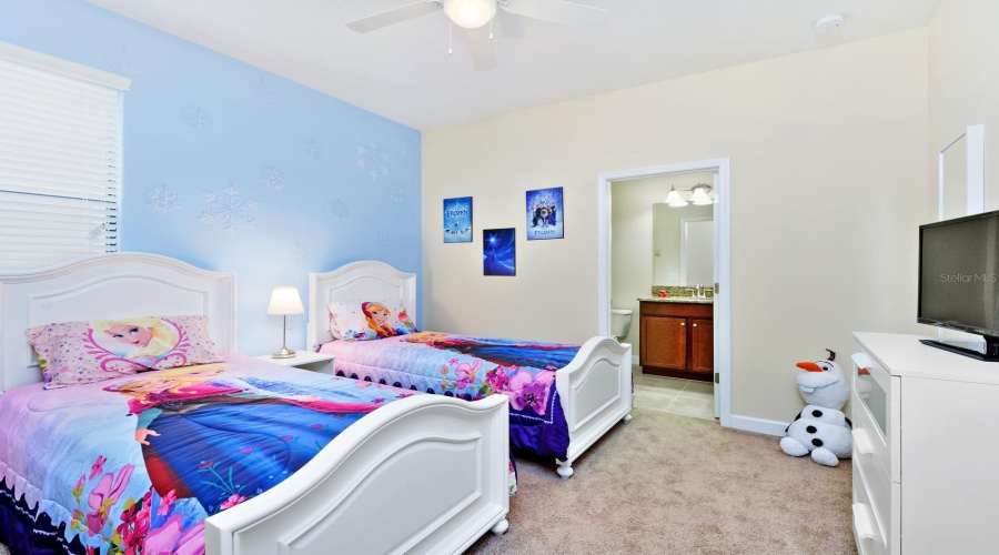 DAVENPORT, Florida 33896, 6 Bedrooms Bedrooms, ,6 BathroomsBathrooms,Residential,For Sale,THUNDERBIRD,0,MFRO6255020