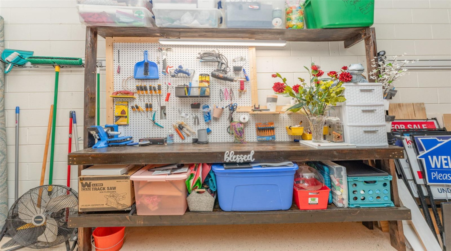 8 Ft Workbench With Overhead Storage