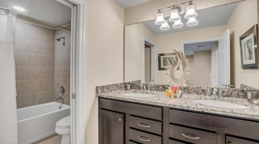 KISSIMMEE, Florida 34747, 5 Bedrooms Bedrooms, ,4 BathroomsBathrooms,Residential,For Sale,DUBAI,0,MFRO6172197