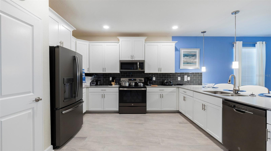 DAVENPORT, Florida 33896, 8 Bedrooms Bedrooms, ,5 BathroomsBathrooms,Residential,For Sale,MAIDSTONE,0,MFRO6258221