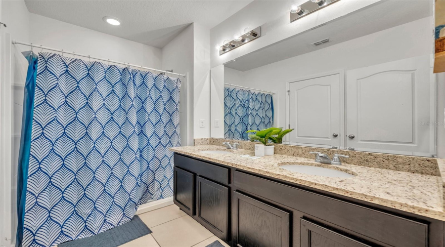 DAVENPORT, Florida 33837, 6 Bedrooms Bedrooms, ,5 BathroomsBathrooms,Residential,For Sale,BROAD OAK,0,MFRO6161514