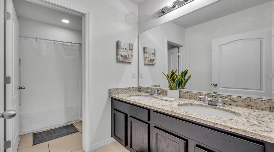DAVENPORT, Florida 33837, 6 Bedrooms Bedrooms, ,5 BathroomsBathrooms,Residential,For Sale,BROAD OAK,0,MFRO6161514
