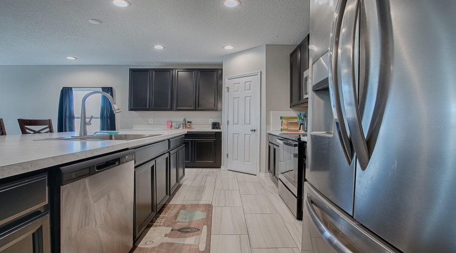 DAVENPORT, Florida 33837, 5 Bedrooms Bedrooms, ,2 BathroomsBathrooms,Residential,For Sale,AVENAL,0,MFRO6254419