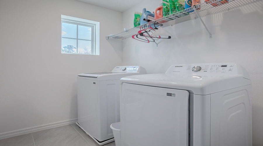 DAVENPORT, Florida 33837, 5 Bedrooms Bedrooms, ,2 BathroomsBathrooms,Residential,For Sale,AVENAL,0,MFRO6254419