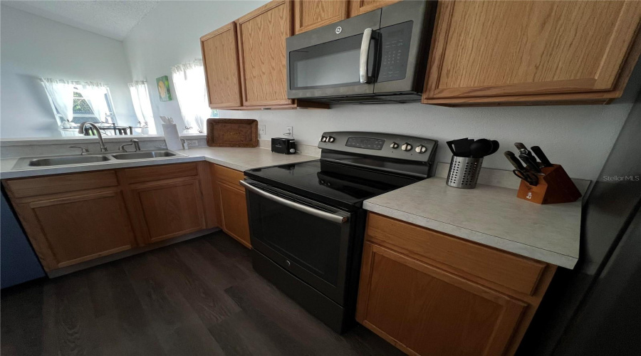 DAVENPORT, Florida 33897, 5 Bedrooms Bedrooms, ,4 BathroomsBathrooms,Residential,For Sale,BLOOMINGDALE,MFRO6261140
