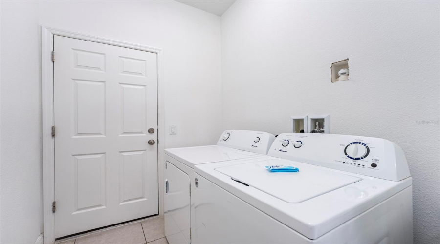 DAVENPORT, Florida 33896, 3 Bedrooms Bedrooms, ,2 BathroomsBathrooms,Residential,For Sale,LAKE SHORE,0,MFRO6261116