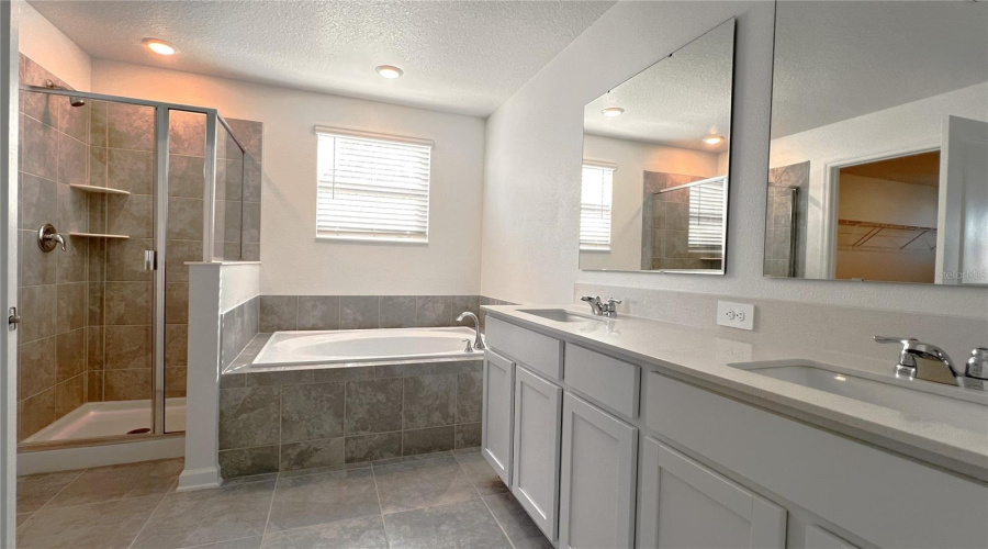 KISSIMMEE, Florida 34746, 4 Bedrooms Bedrooms, ,2 BathroomsBathrooms,Residential,For Sale,AMORIE,0,MFRO6261150