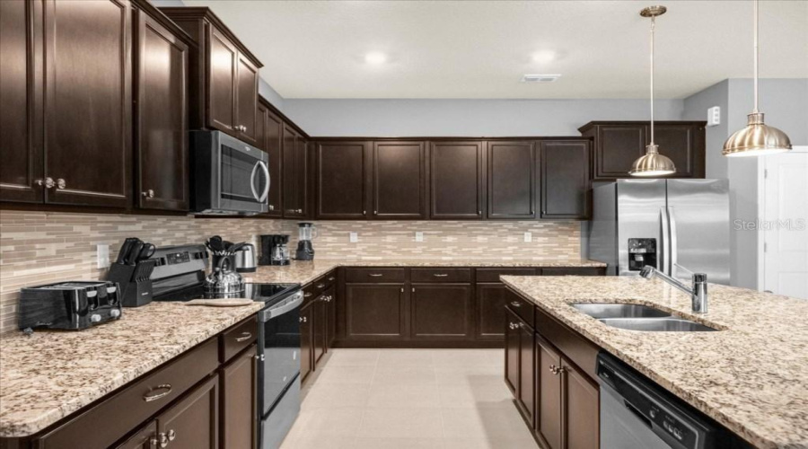 Davenport, Florida 33897, 10 Bedrooms Bedrooms, ,8 Bathroomsbathrooms,Residential,For Sale,Lana,Mfrs5117025