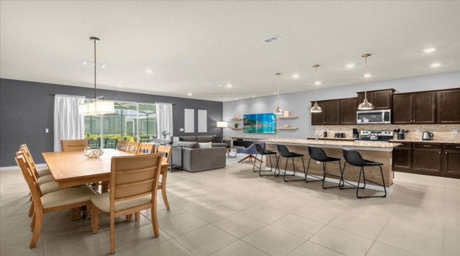 Davenport, Florida 33897, 10 Bedrooms Bedrooms, ,8 Bathroomsbathrooms,Residential,For Sale,Lana,Mfrs5117025