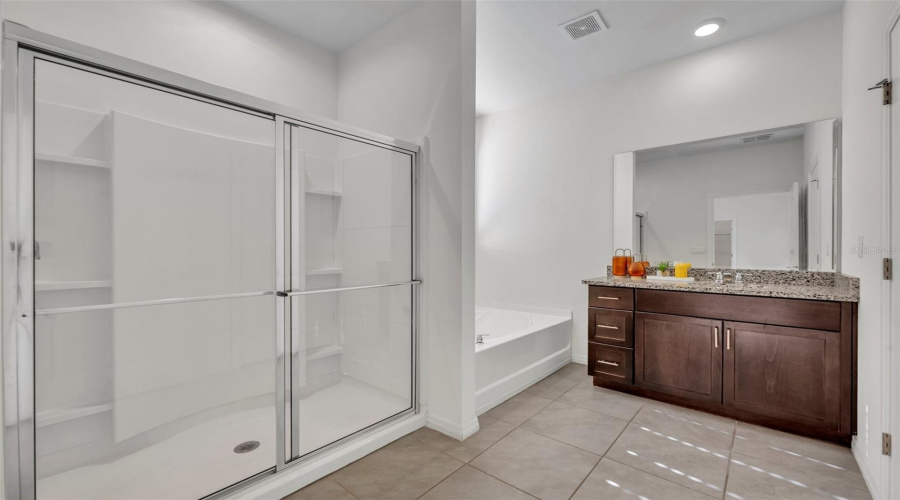 Davenport, Florida 33837, 6 Bedrooms Bedrooms, ,5 Bathroomsbathrooms,Residential,For Sale,Oak Reflection Loop,Mfro6264655