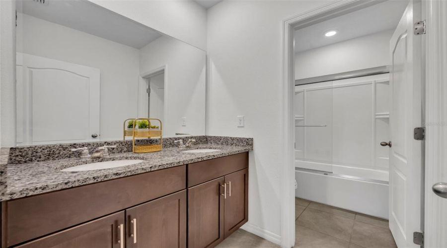 Davenport, Florida 33837, 6 Bedrooms Bedrooms, ,5 Bathroomsbathrooms,Residential,For Sale,Oak Reflection Loop,Mfro6264655