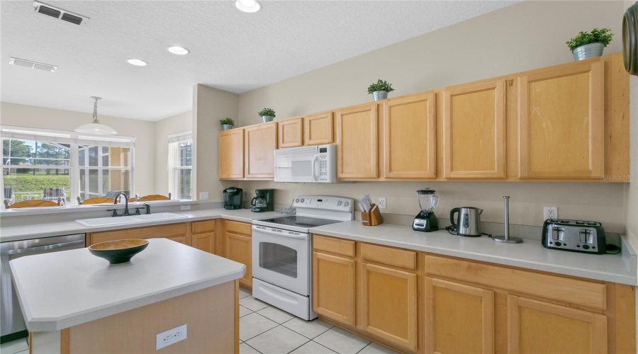 DAVENPORT, Florida 33897, 5 Bedrooms Bedrooms, ,3 BathroomsBathrooms,Residential,For Sale,HIGHER COMBE,0,MFRO6266419