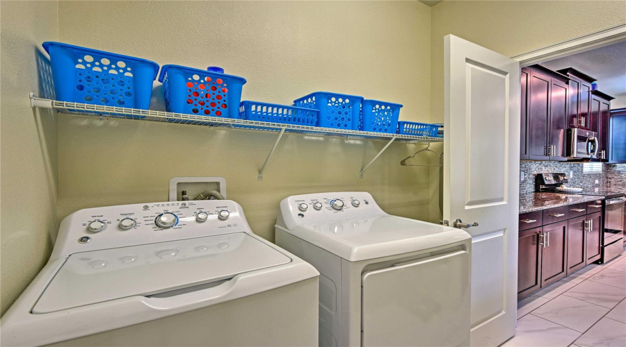 DAVENPORT, Florida 33896, 5 Bedrooms Bedrooms, ,5 BathroomsBathrooms,Residential,For Sale,MOON VALLEY,0,MFRO6266920
