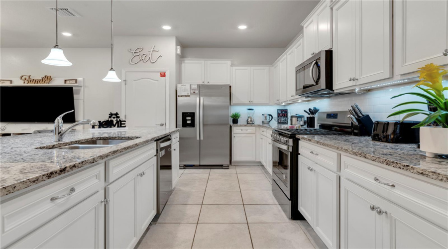DAVENPORT, Florida 33837, 5 Bedrooms Bedrooms, ,4 BathroomsBathrooms,Residential,For Sale,OAKMOSS,0,MFRO6266899
