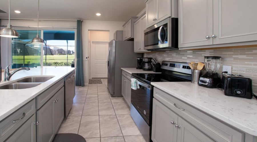 DAVENPORT, Florida 33897, 5 Bedrooms Bedrooms, ,5 BathroomsBathrooms,Residential,For Sale,ALOHA,0,MFRTB8333829