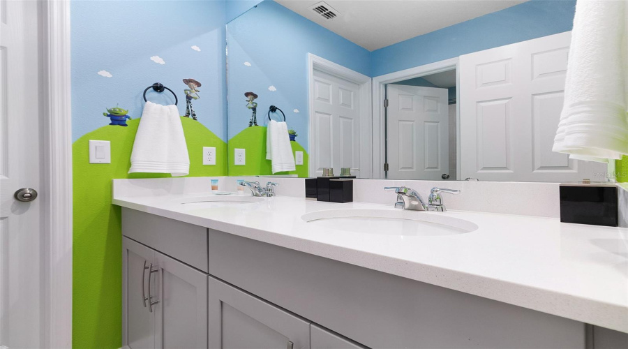 KISSIMMEE, Florida 34747, 6 Bedrooms Bedrooms, ,4 BathroomsBathrooms,Residential,For Sale,TROPICAL PALMS,0,MFRS5118043