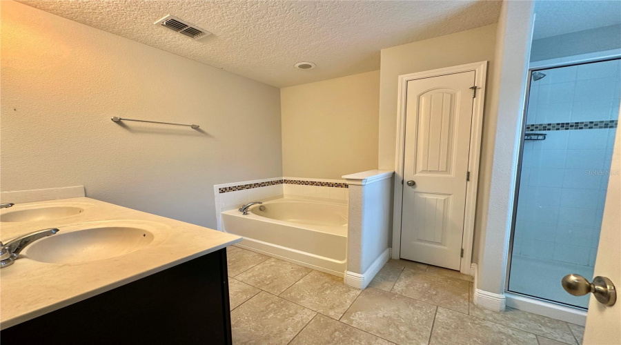 Davenport, Florida 33837, 6 Bedrooms Bedrooms, ,4 Bathroomsbathrooms,Residential,For Sale,Oakbourne,Mfrs5118166