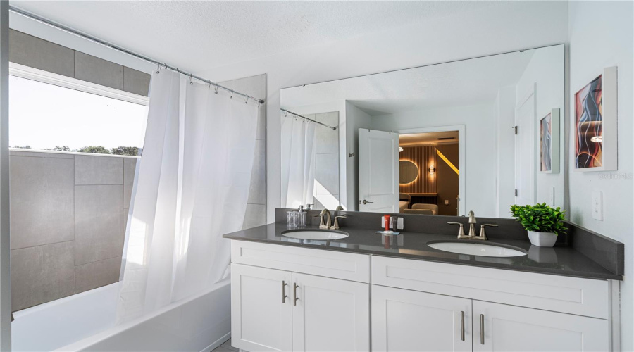 Kissimmee, Florida 34746, 4 Bedrooms Bedrooms, ,3 Bathroomsbathrooms,Residential,For Sale,Reading,Mfro6270391